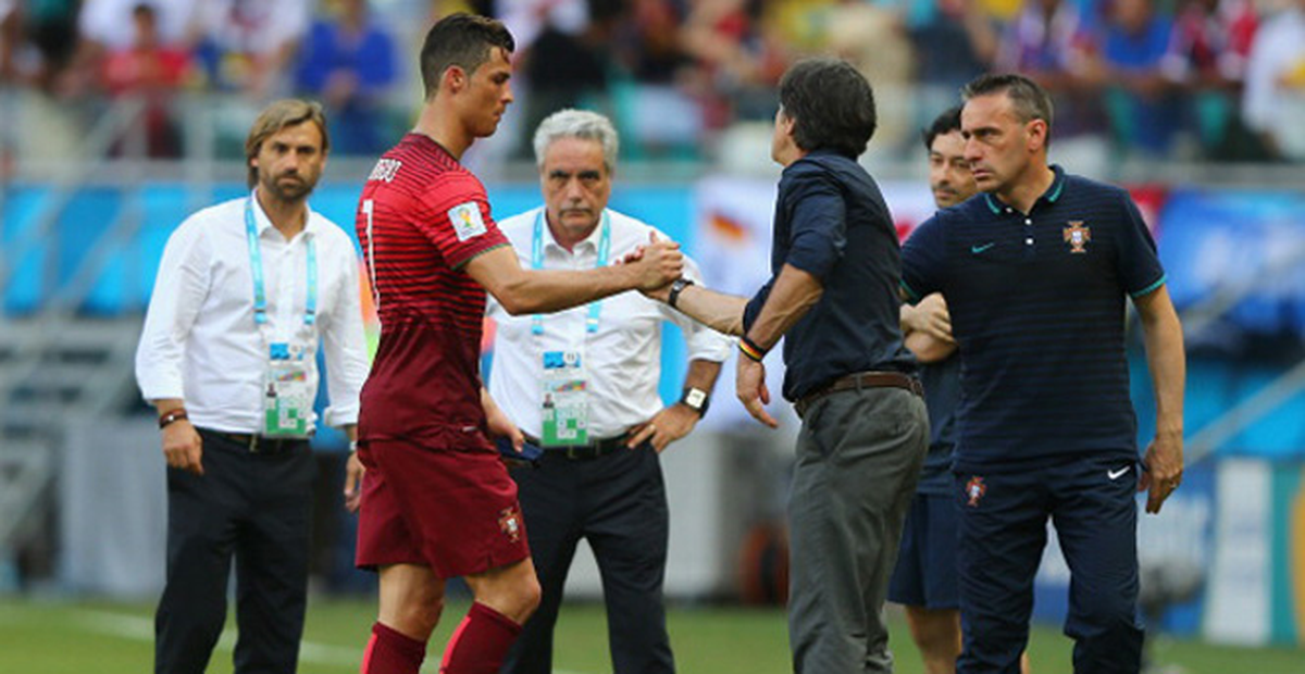 Löw, Burnunu Karıştırdığı Eliyle Ronaldo'yla Tokalaştı