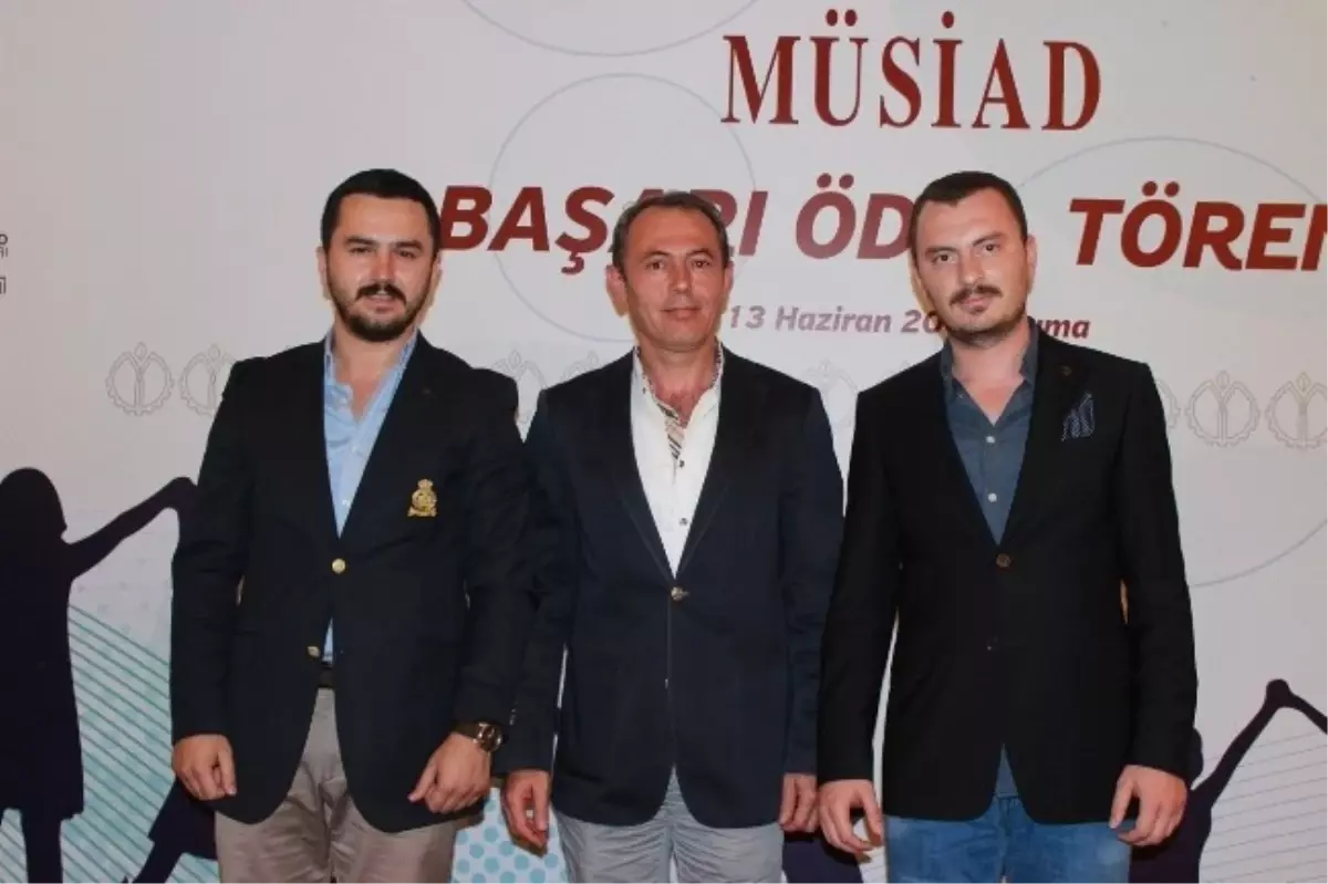 MÜSİAD Okul Birincilerini Ödüllendirdi