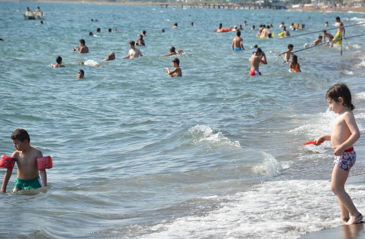Okullar Kapandı, Tatilciler Dikili\'ye Akın Etti