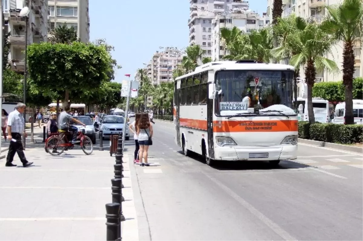 Otobüste Kalkıp Oynayan Sürücüye Vatandaşlardan Tepki