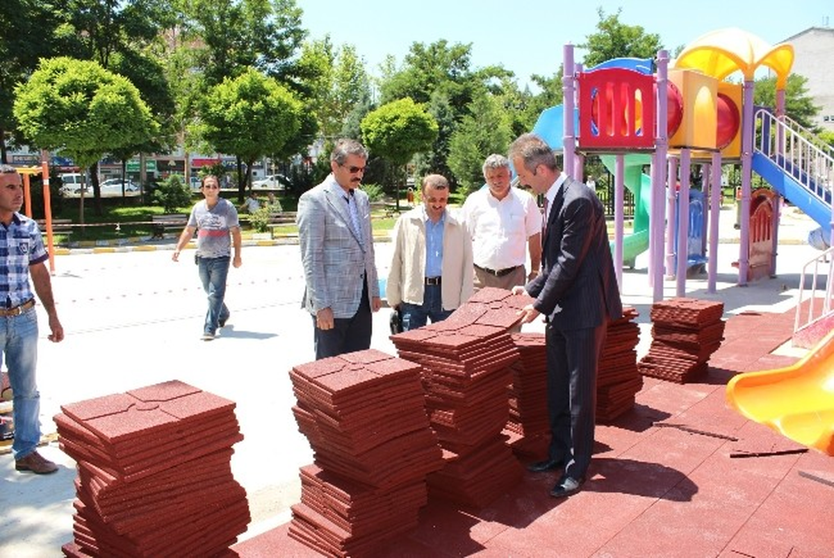 Turhal\'da Parklara Kauçuk Zemin