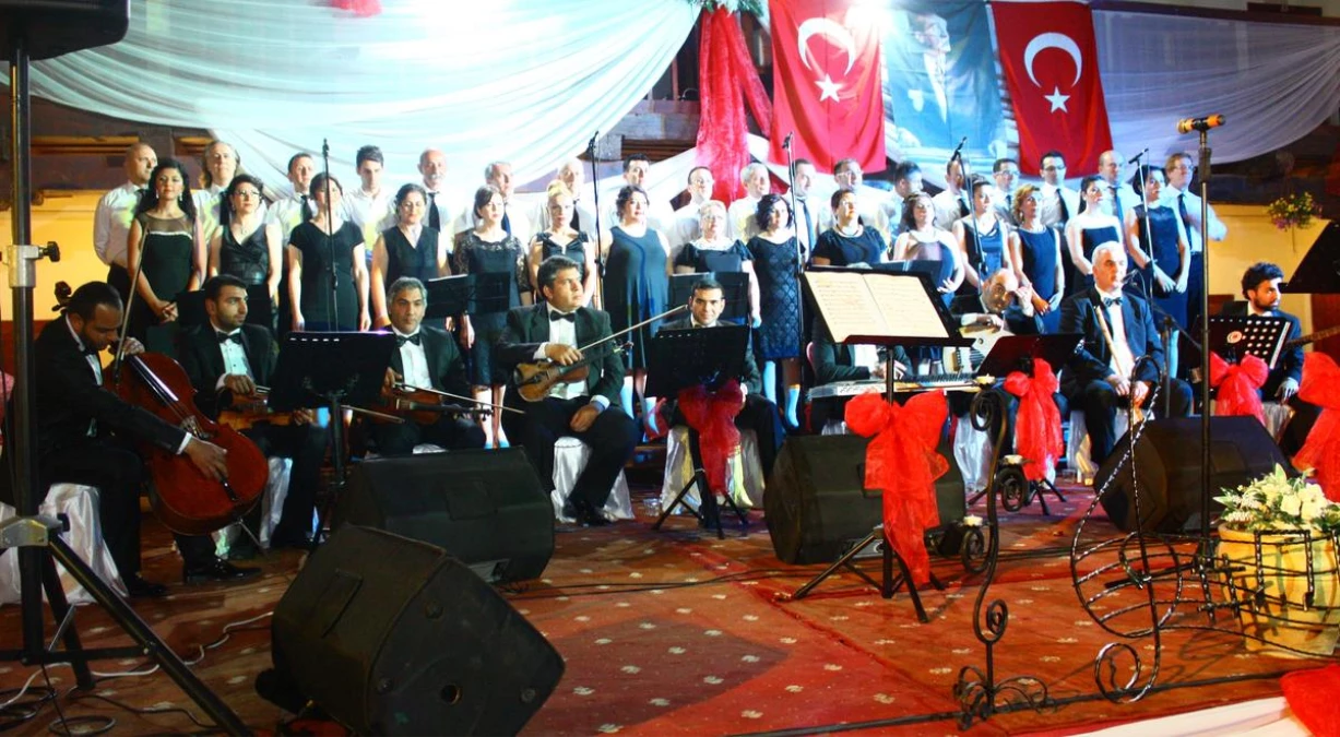 Vezirköprü Türk Sanat Müziği Gönüllüler Korosu Konser Verdi