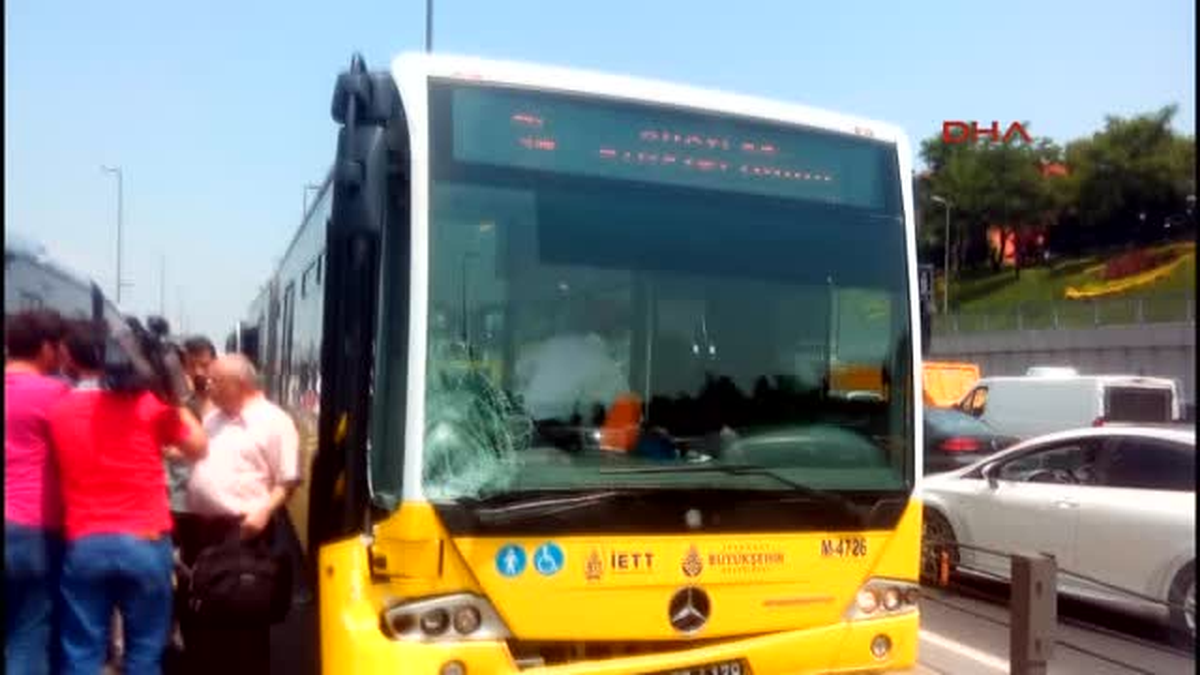 5 Karayolu Halıcıoğlu Mevkii\'nde Polisi Görünce Kaçmaya Başlayan Su Satıcıları Metrobüs Yoluna...