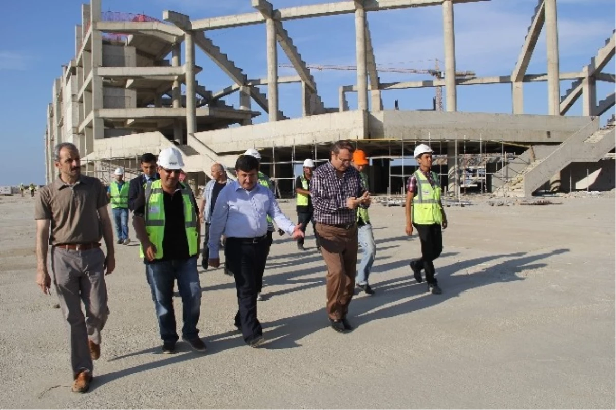 Akyazı Stadyumu\'nun İnşaatında Yüzde 35-40 Fiziki Gerçekleşme Sağlandı