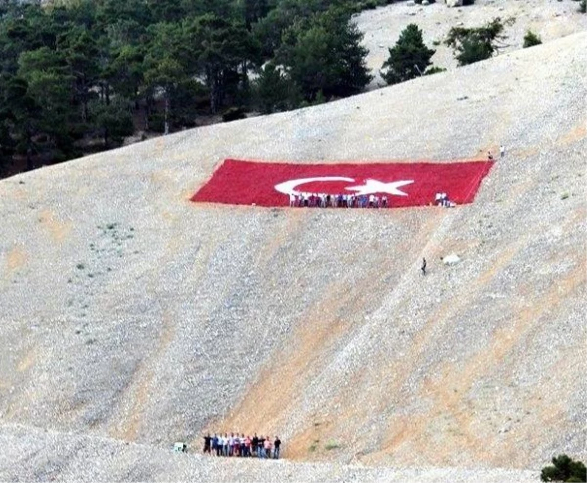 Honaz Dağı\'nın Bağrında Türk Bayrağı\'na Saygı
