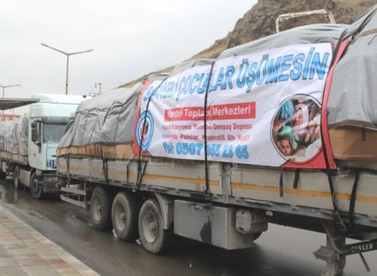 İHH, Suriye\'ye 45 Yardım Tırı Gönderdi