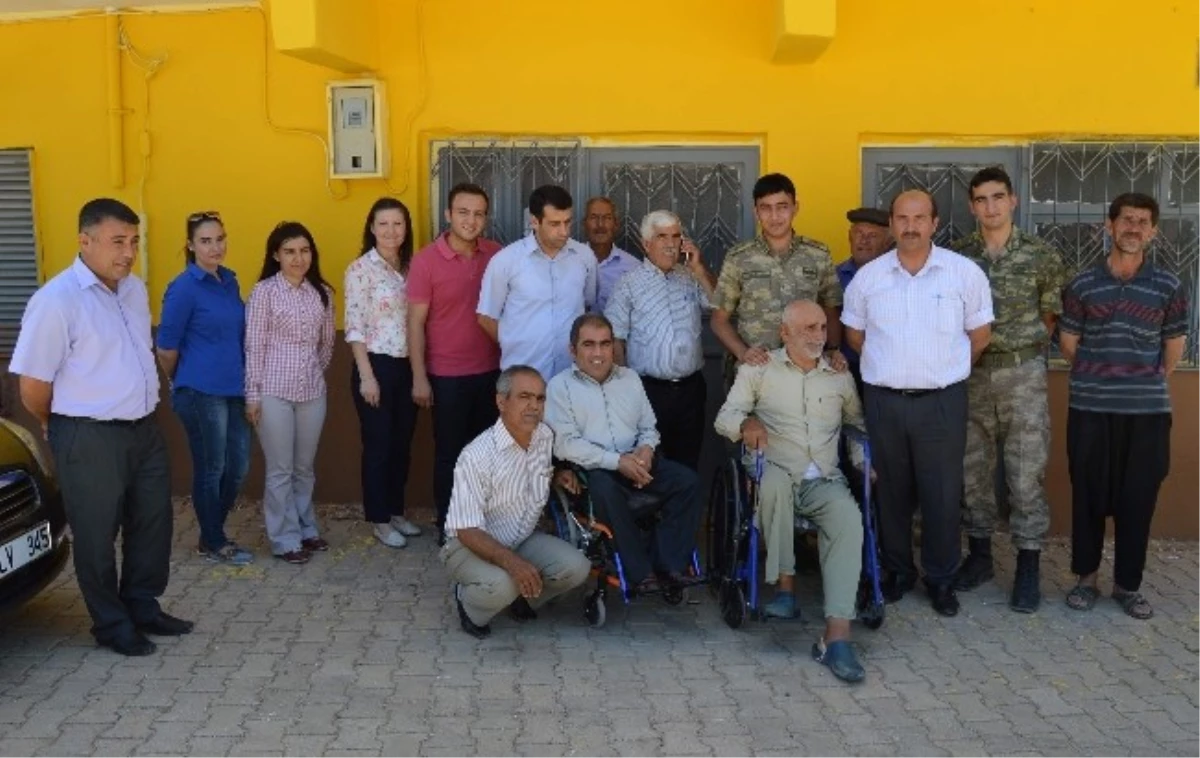 Besni\'de Jandarmanın Tekerlekli Sandalye Dağıtımı Devam Ediyor