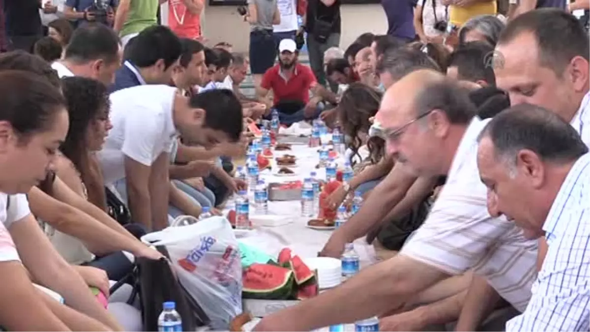 Büyükşehir Belediyesi memurlarından "yemek" eylemi -