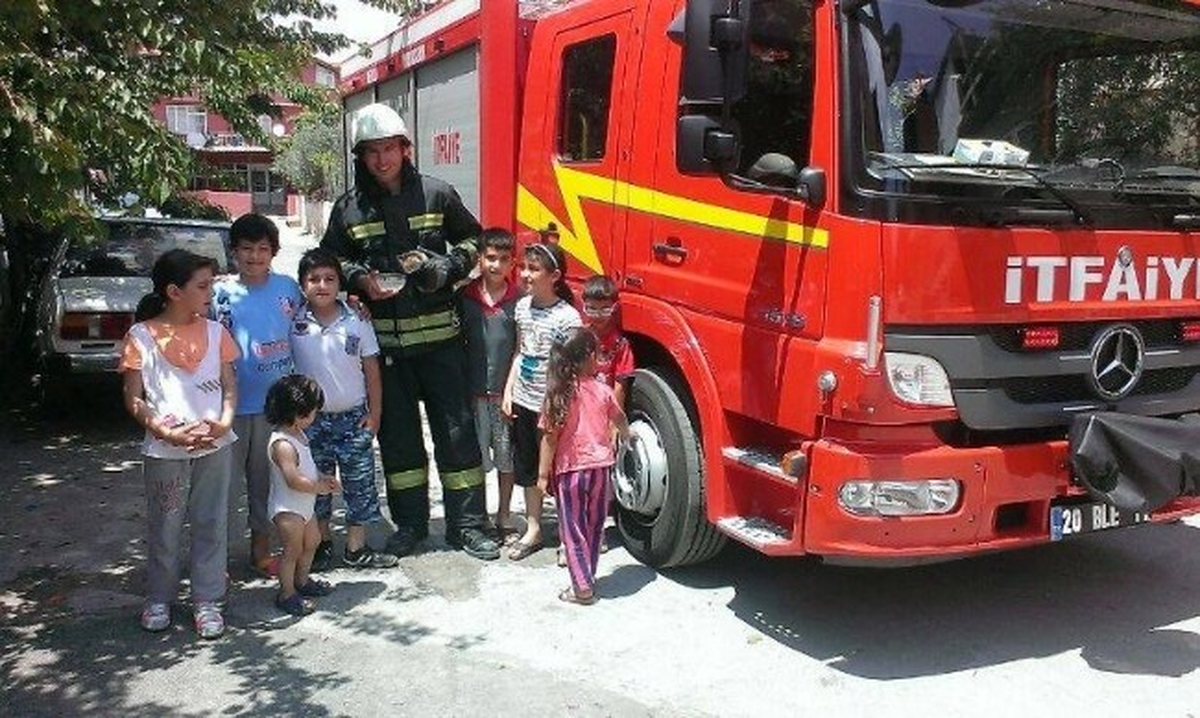 Çıktığı Ağaçta Mahsur Kalan Tekir Çocukların İhbarıyla Kurtarıldı
