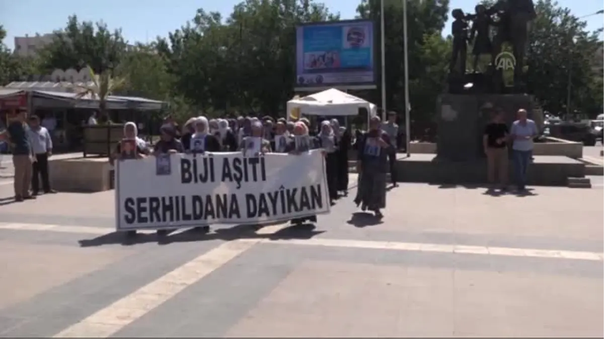 Çocukları terör örgütünce kaçırılan anneler belediyeye kadar yürüdüler -