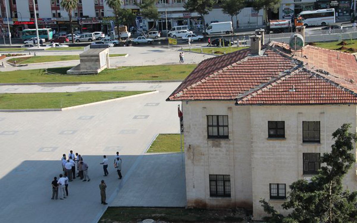 Doktorlar Zorla Geri Aldıkları Binadan Çıkmıyor!