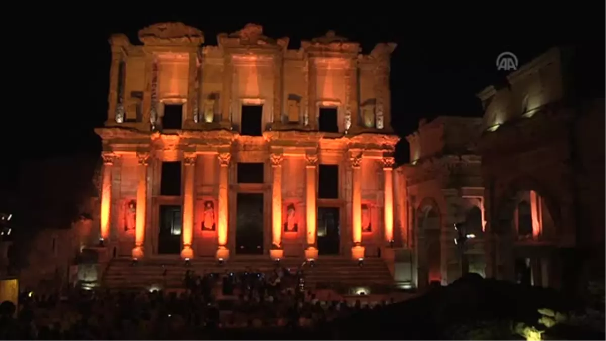 İzmir\'de Efes Celsus Kütüphanesinde Konser