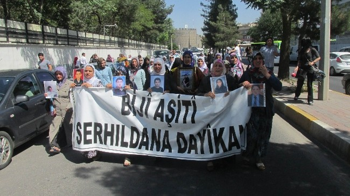 Eylem Yapan Aileler Diyarbakır Büyükşehir Belediyesine Yürüdü