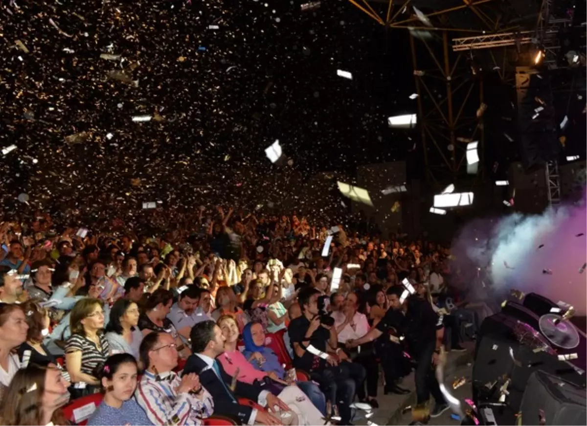 Uluslararası Bursa Festivalinde Hande Yener Fırtınası Esti