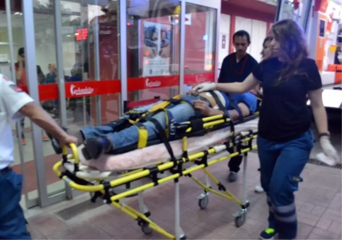 Hasta Taşıyan Ambulans Yayaya Çarptı: 1 Yaralı