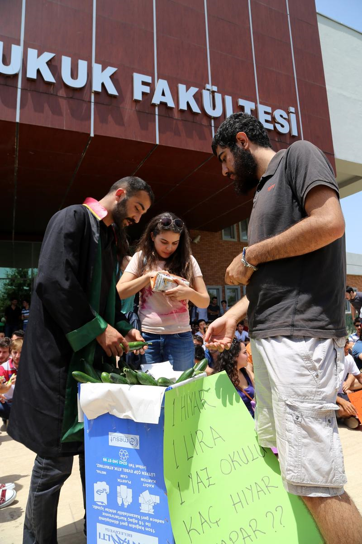 Hukuk Fakültesi Öğrencilerinden "Hoca" Protestosu