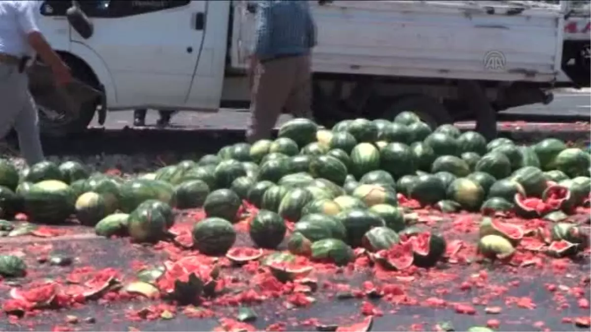 Karpuz Yüklü Kamyonet Devrildi