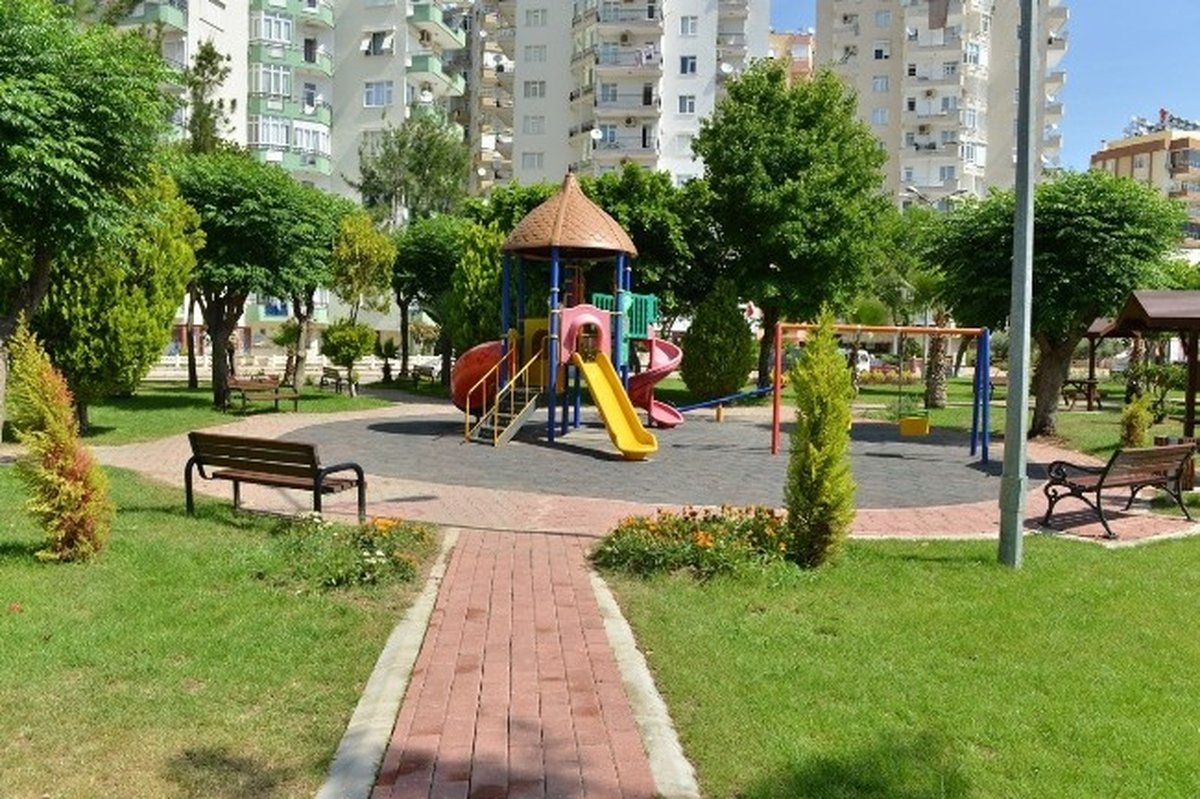 Konyaaltı\'nda Parklar Modern Görünüme Kavuşuyor