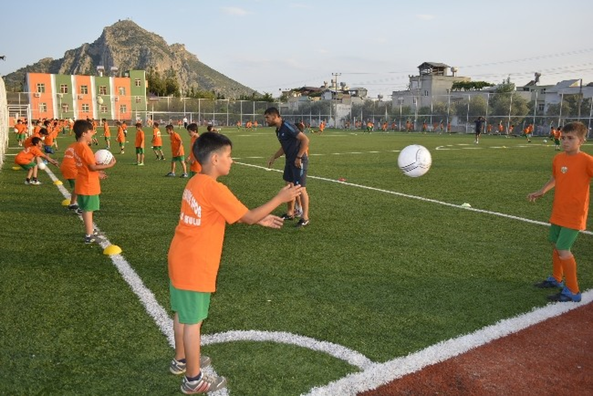 Kozan Belediyesi Yaz Futbol Okulu Açıldı