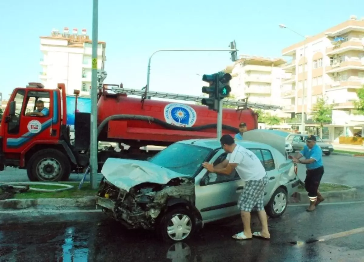 Manavgat\'ta Trafik Kazası: 2 Yaralı