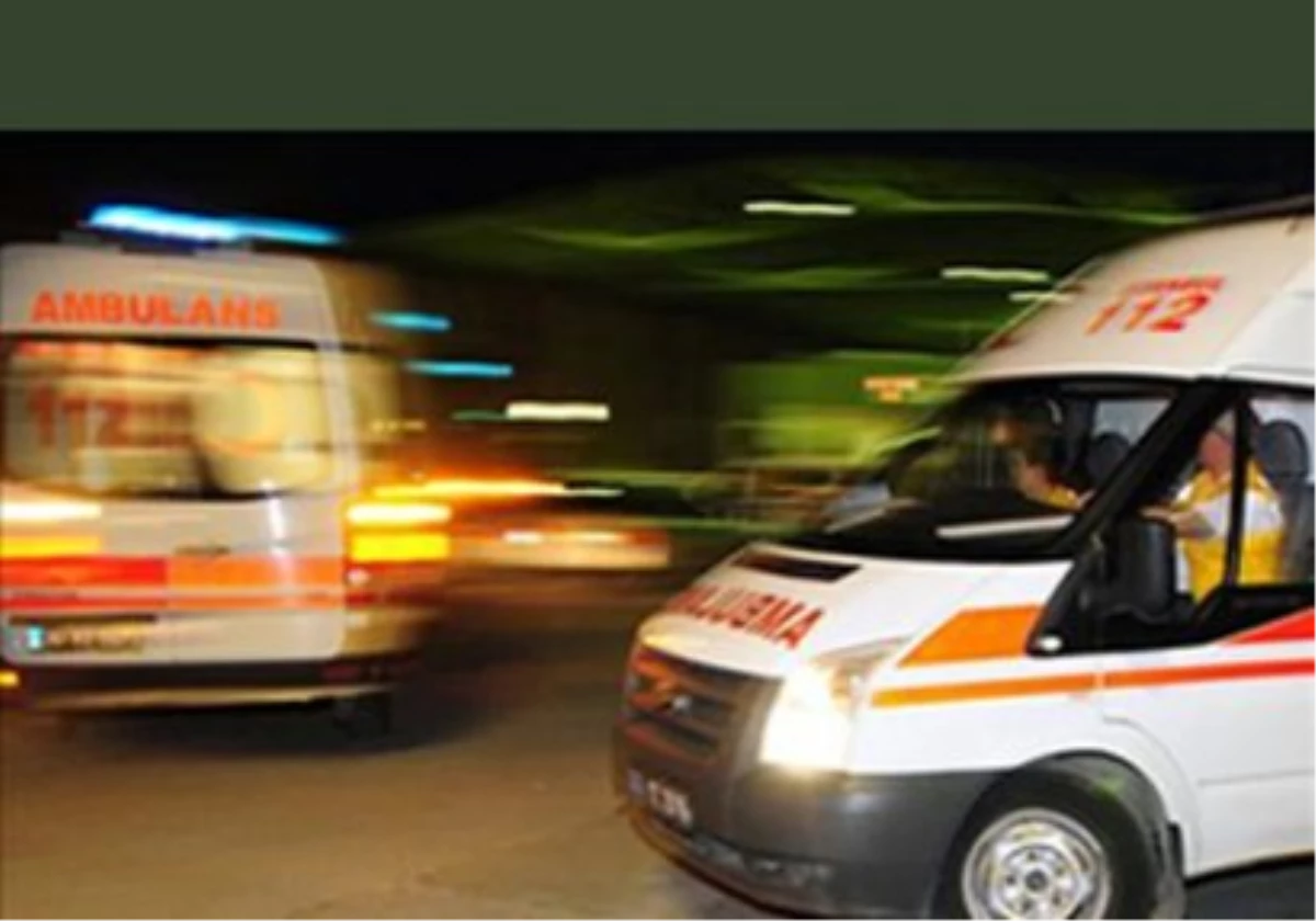Suşehri\'nde Otomobil Kamyona Çarptı: 4 Yaralı