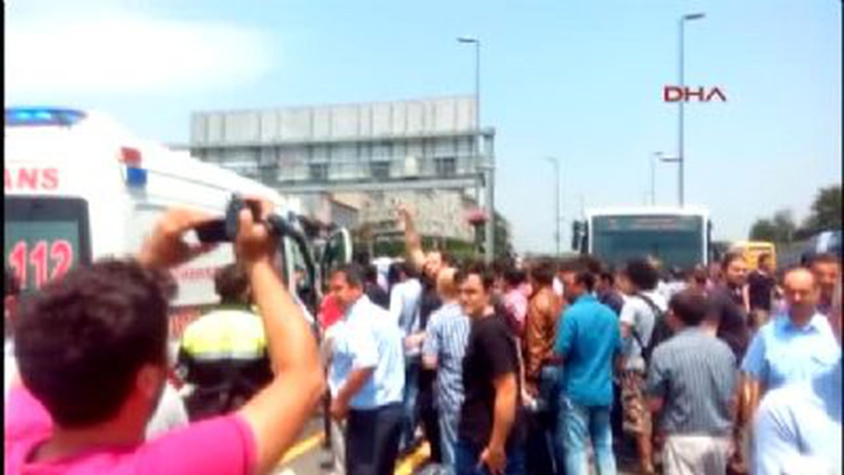Polisten Kaçan Su Satıcılarına Metrobüs Çarptı