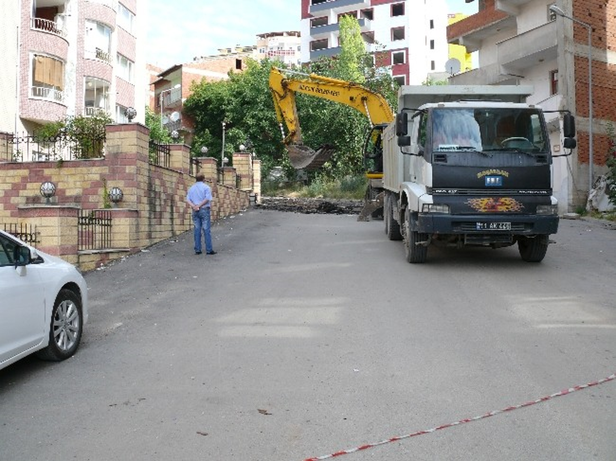 Sel Sularının Etkisiyle Bozulan Asfalt Yolda Onarım Çalışmaları