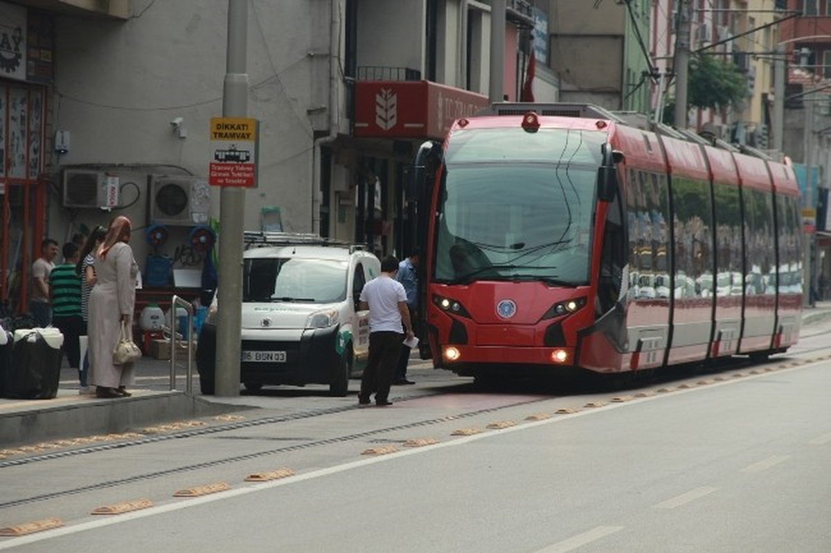 Sorumsuz Sürücüler Tramvay Seferlerini Aksatıyor