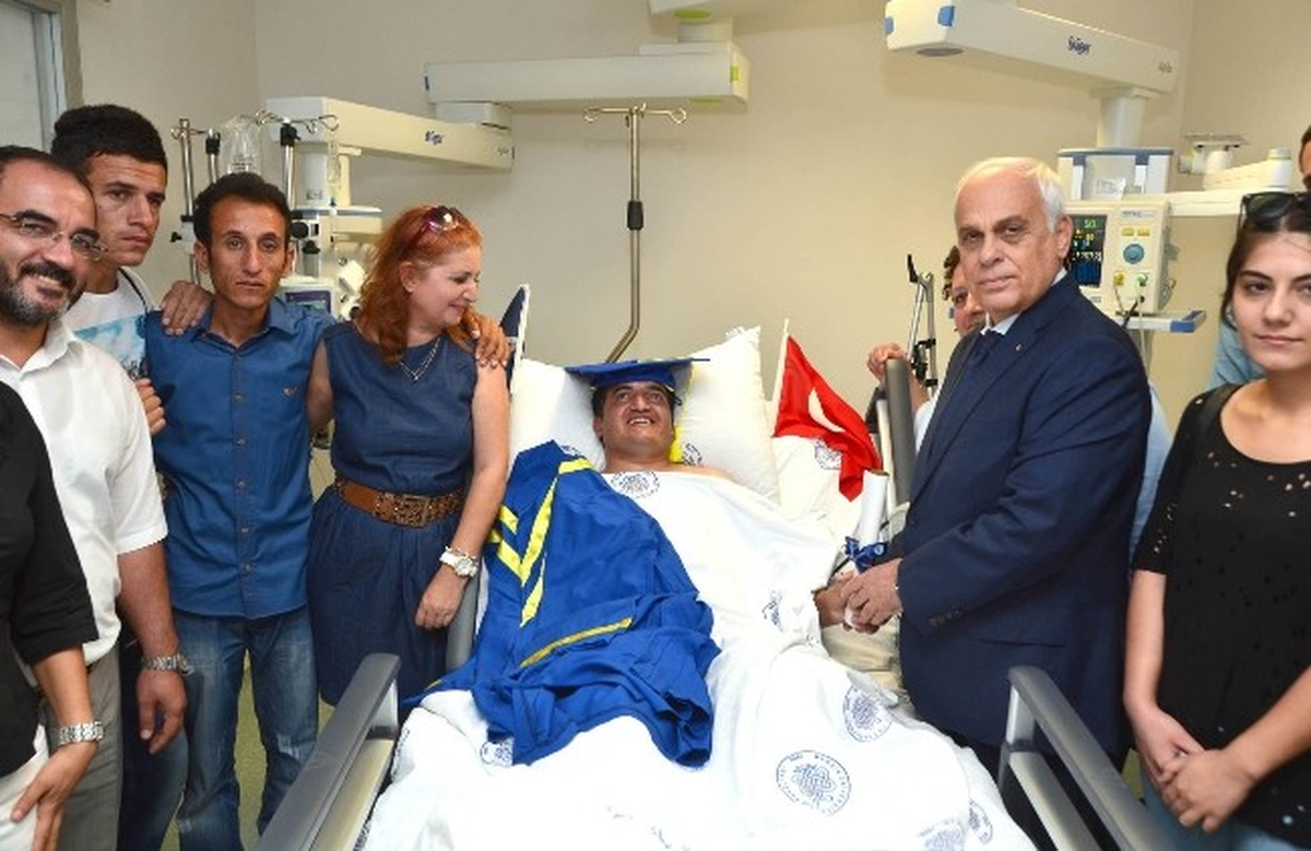 Yoğun Bakımda Diploma Sevinci