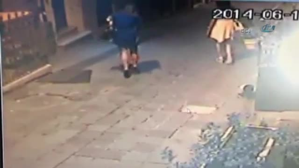 Beyoğlu\'nda Afgan Kapkaççılar Güvenlik Kamerasına Yakalandı