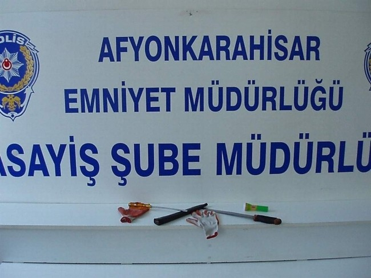 Afyonkarahisar\'da Eve Girmeye Çalışan Hırsızla Gözcüsü Yakalandı