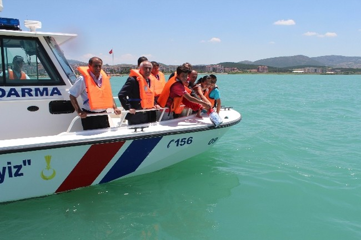 Beyşehir\'de Öğrenciler Hayallerini Göle Bıraktı