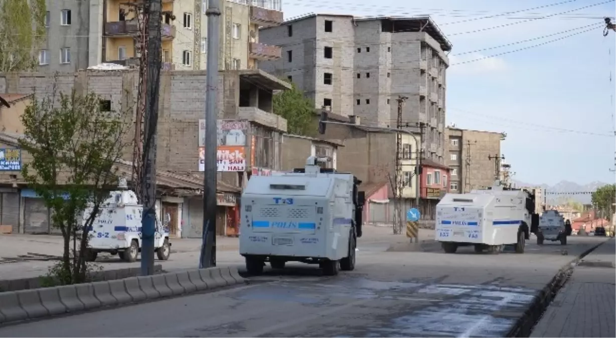 Hakkari\'de Yol Kapatmak İsteyen Gruba Polis Müdahalesi