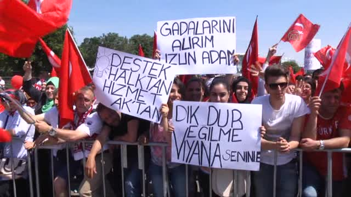 Başbakan Erdoğan'ı bekleyen coşkulu kalabalık -