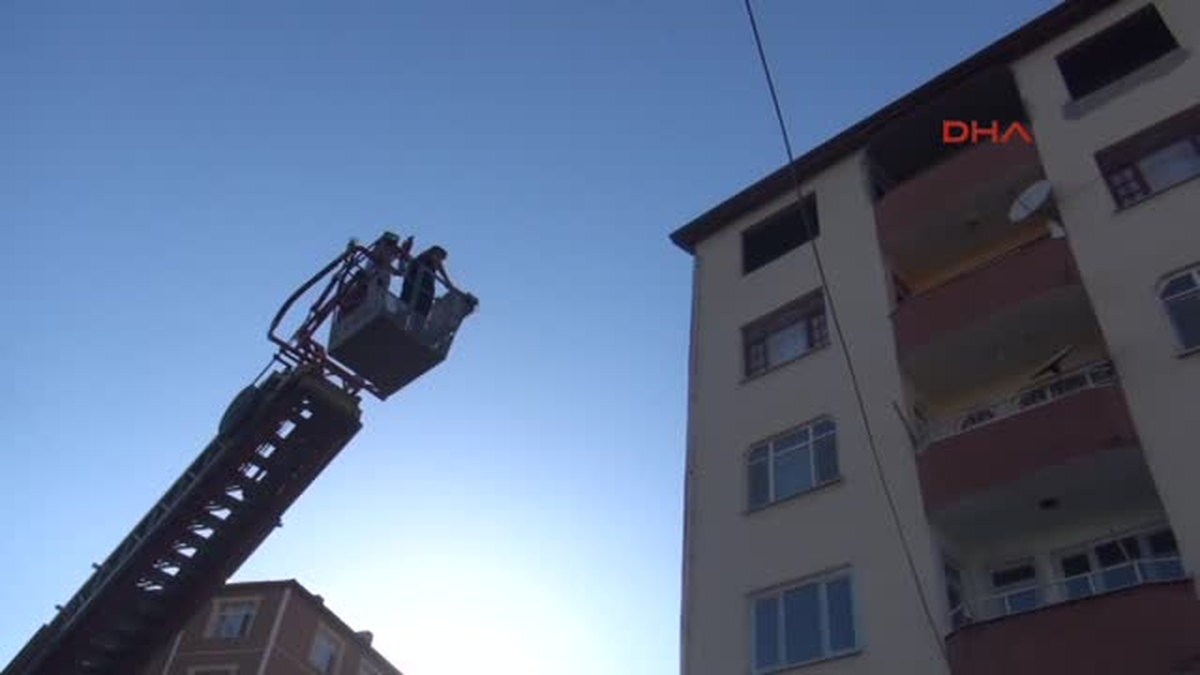 Çatıya Çıkan Madde Bağımlısı Genç İçin İtfaiye ve Polis Seferber Oldu