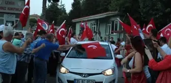 İzmir'de Tahliye Edilen Balyoz Sanıkları Aileleriyle Kucaklaştı