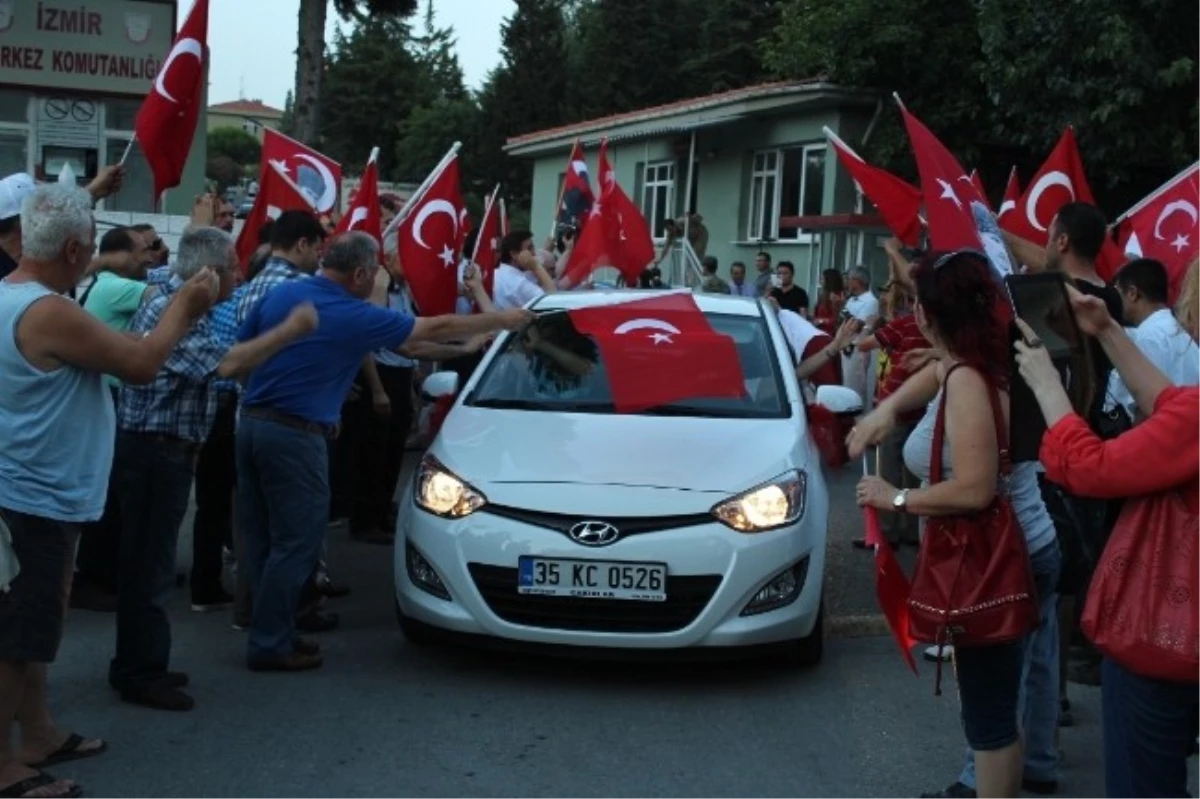 İzmir\'de Tahliye Edilen Balyoz Sanıkları Aileleriyle Kucaklaştı