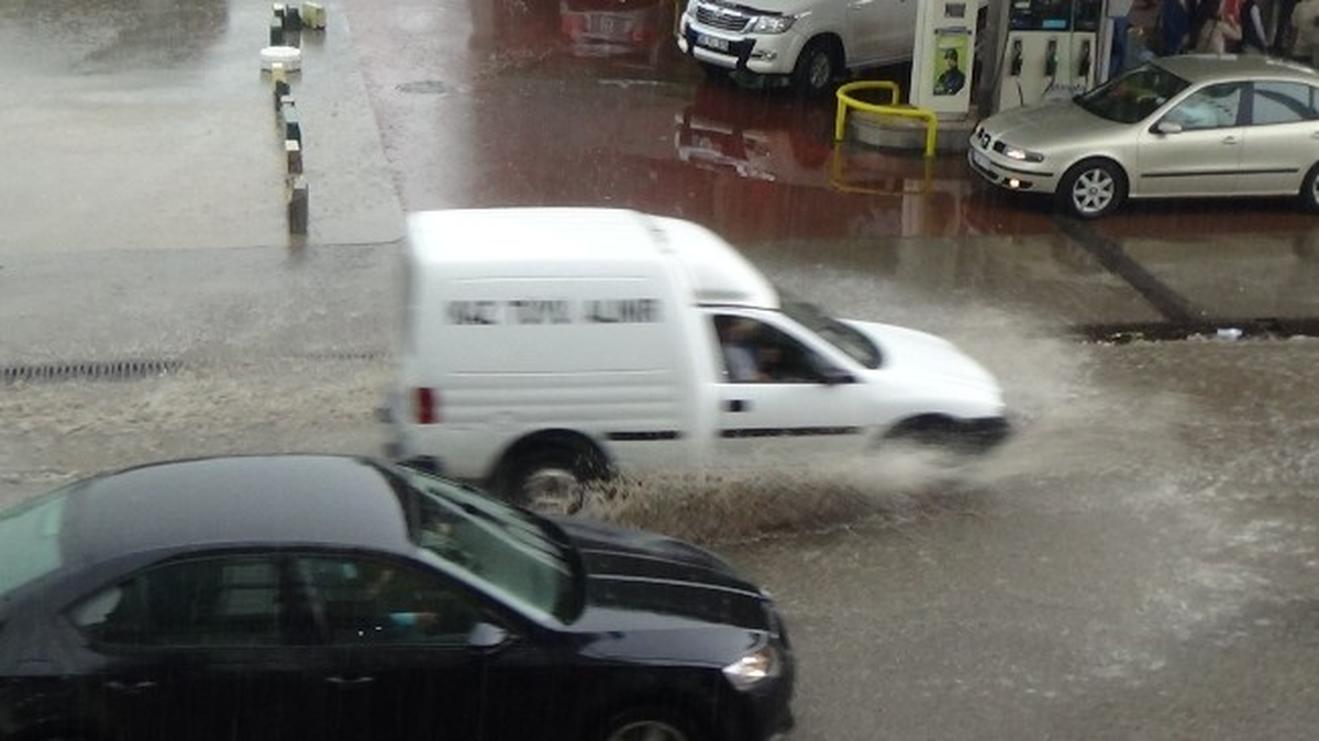 Kars\'ta Sağanak Yağmur Caddeleri Sular Altında Bıraktı