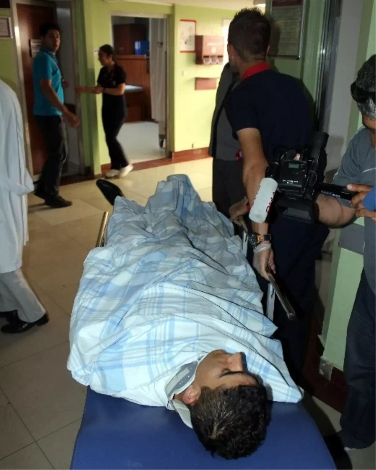 Kontrolden Çıkan Otomobil Önce Yayalara, Ardından Hastane Duvarına Çarptı