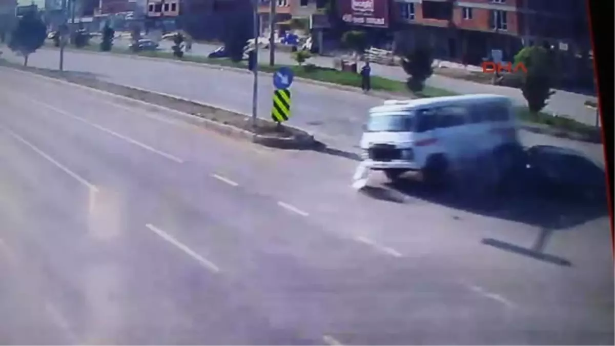 Tavşanlı\'da Kaza Yapan Minibüsten Yola Fırladı