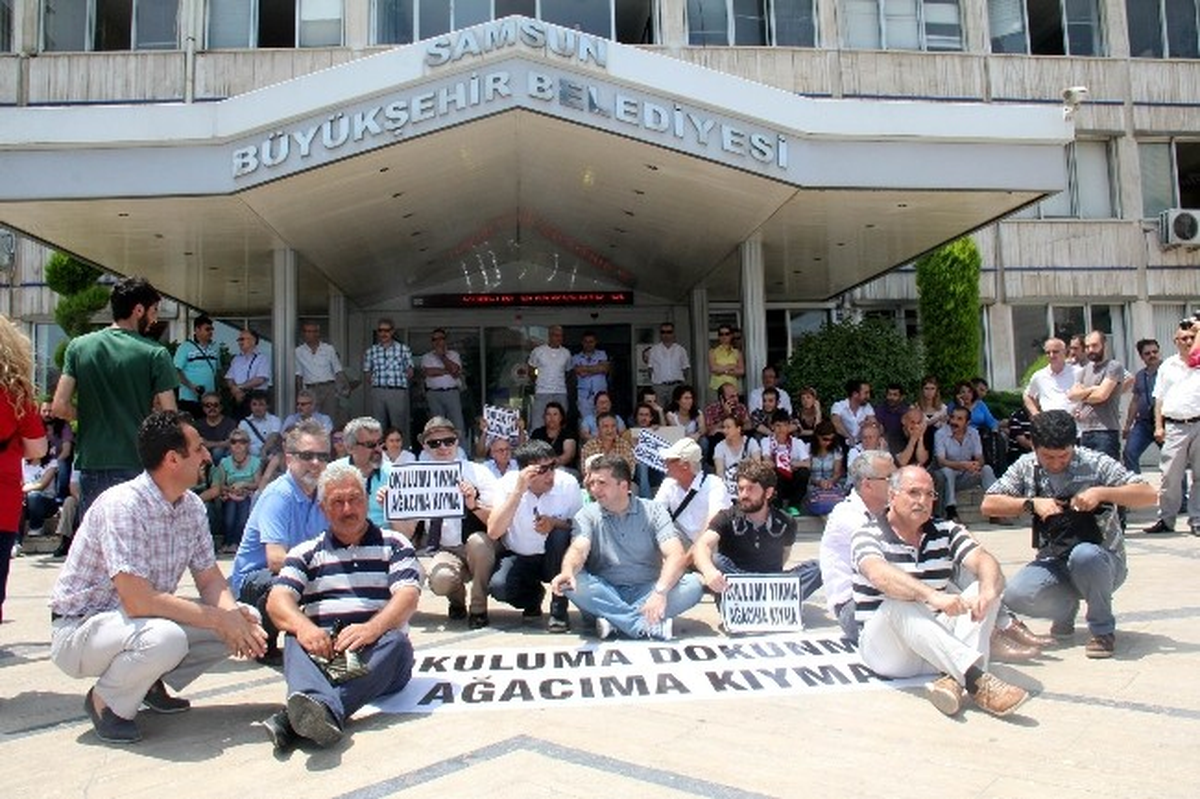 Okulun Yıkılmaması İçin Belediye Önünde Eylem