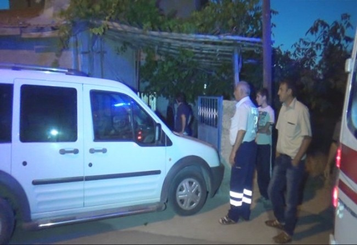 Otomobilin Çarparak Yıktığı Kapı Bir Kişiyi Yaraladı
