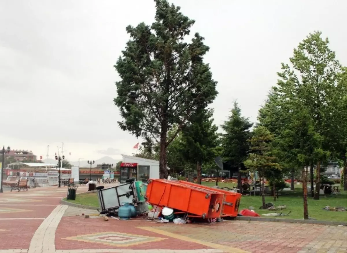 Şiddetli Lodos Çatıları Uçurdu, Ağaçları Devirdi