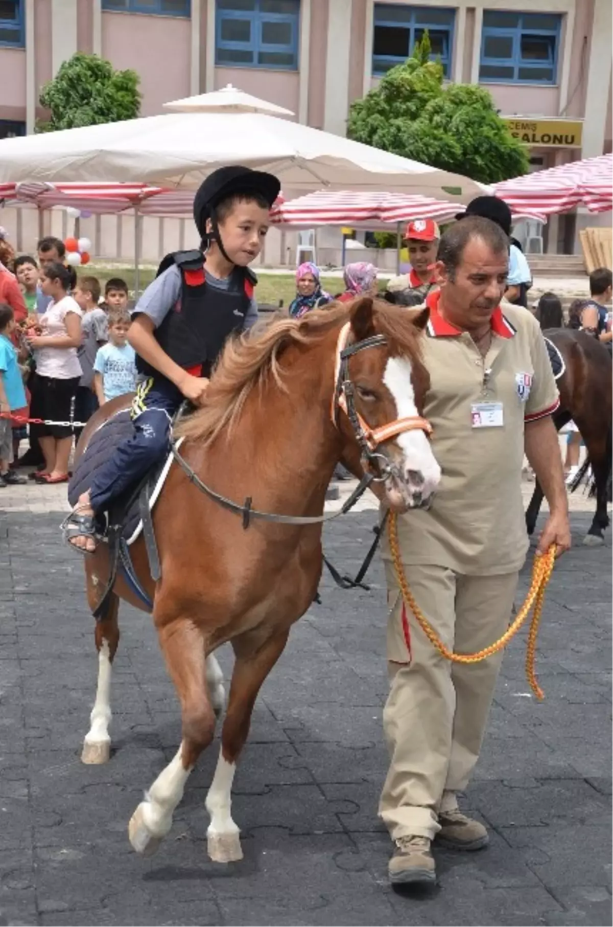 Somalı Yetim Çocuklara At ile Terapi