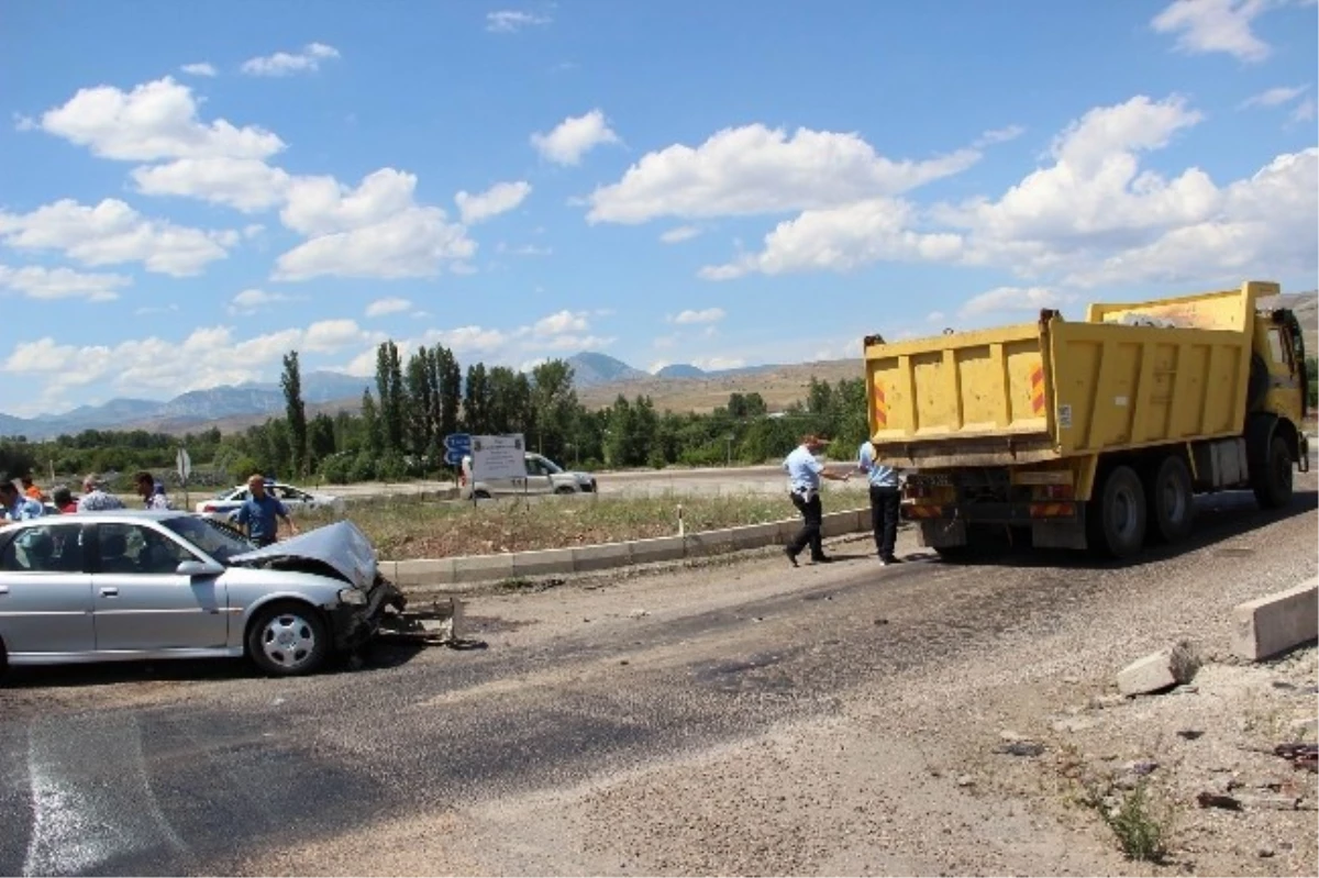 Suşehri\'nde Trafik Kazası: 4 Yaralı