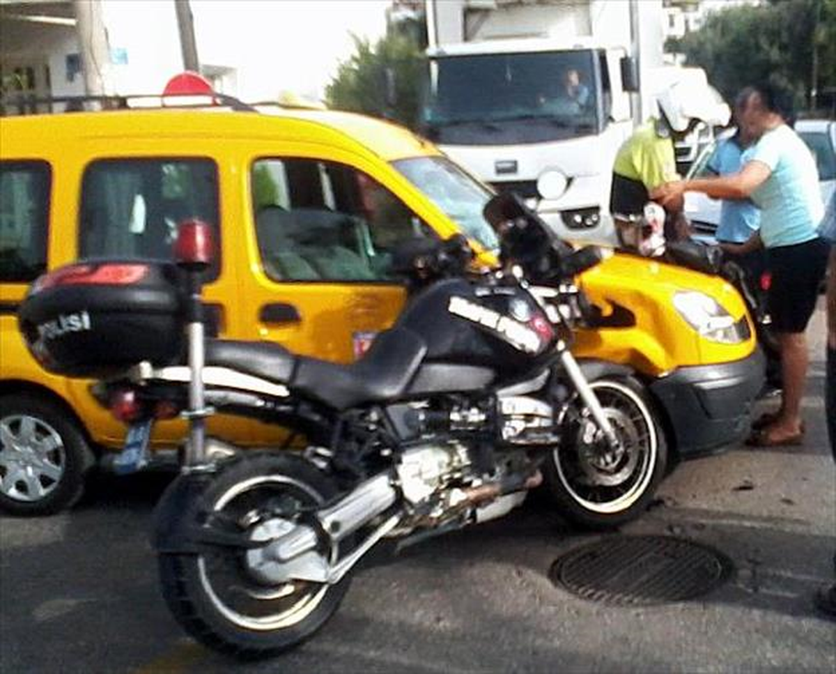 Taksiyle Çarpışan Trafik Polisi Yaralandı