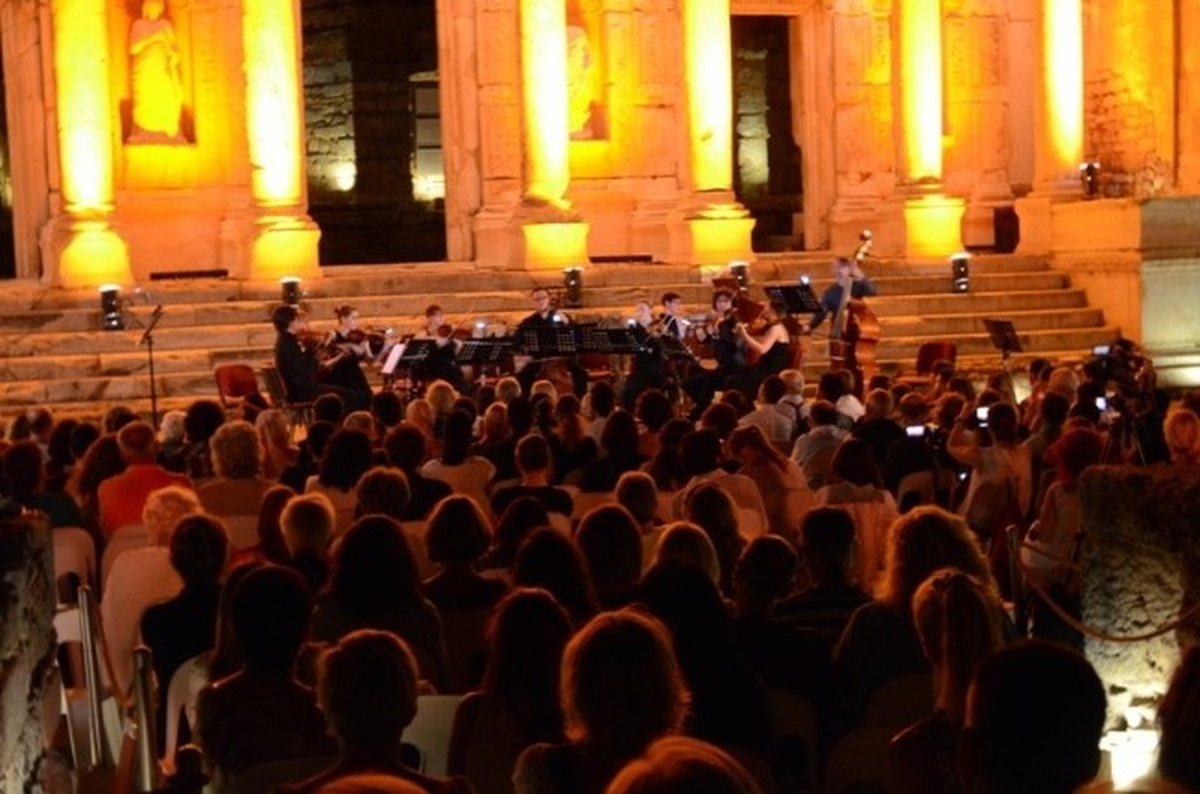 Celsus Kütüphanesinde Alla Polacca, Alla Turca Rüzgarı Esti