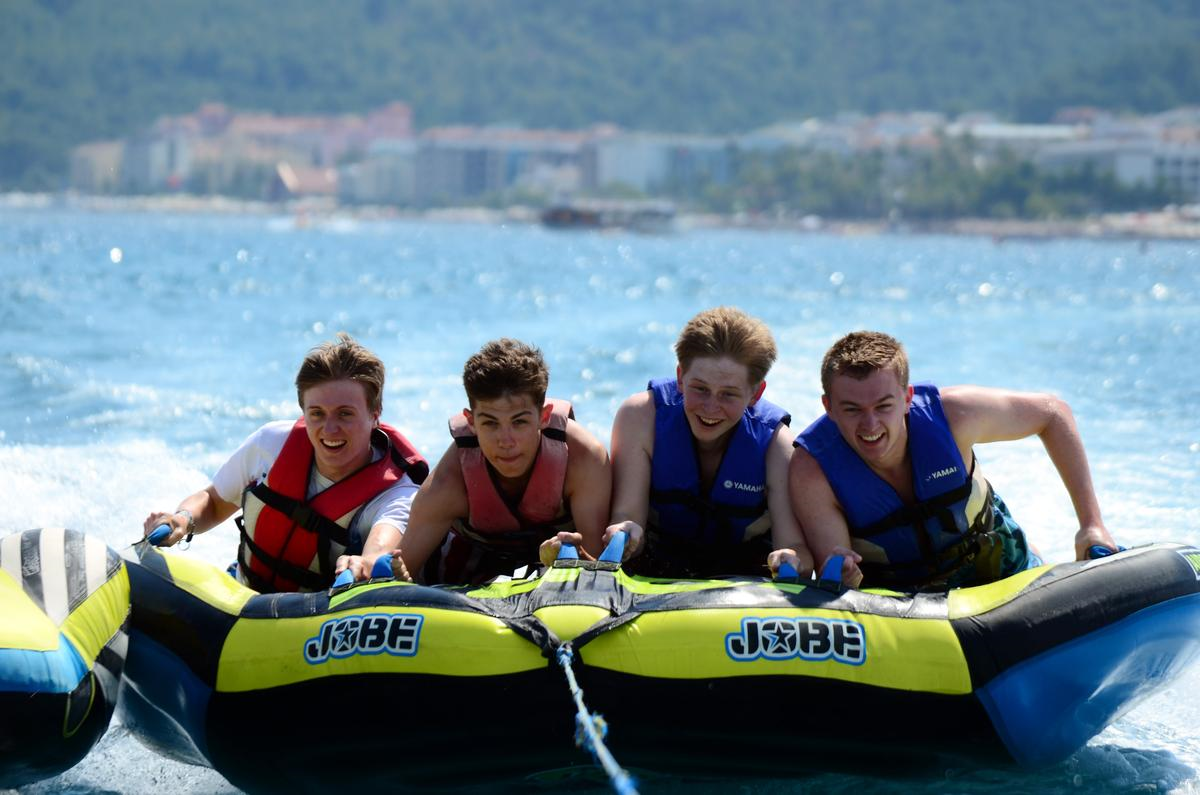 Turistlerin Yeni Eğlencesi Denizin Üstünde Uçmak