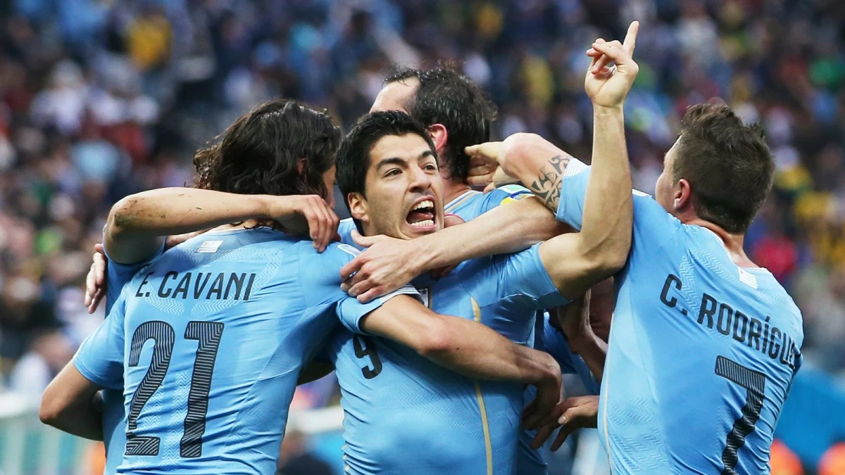 Uruguay, Suarez\'in Attığı Gollerle İngiltere\'yi Mağlup Etti