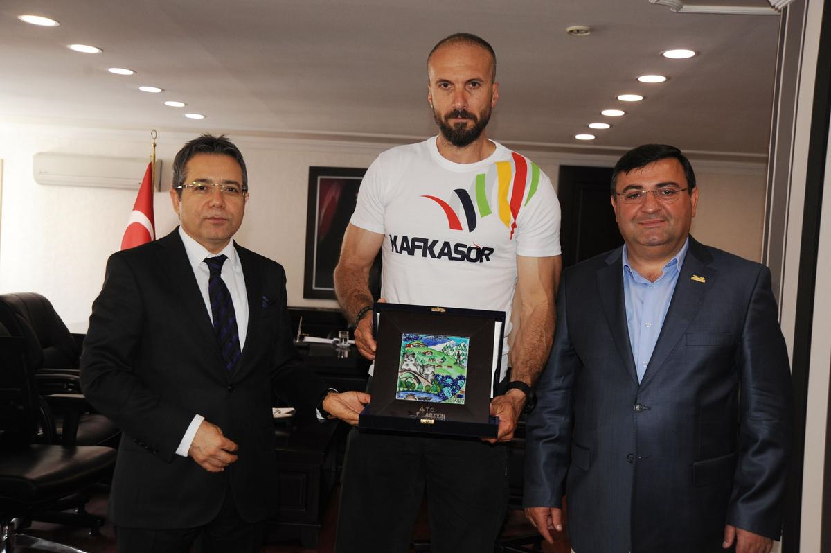 Vali Cirit, Doğada Hayatta Kalma Uzmanı Kılıç\'ı Kabul Etti